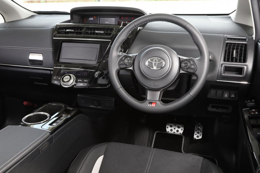 Интерьер Toyota Prius a GR Sport 2017 года  (фото 5 из 6)